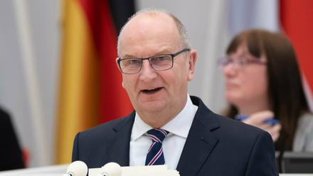Dietmar Woidke (SPD), Ministerpräsident und SPD-Vorsitzender in Brandenburg, lächelt während der Landtagssitzung zum Abschluss seiner Regierungserklärung.