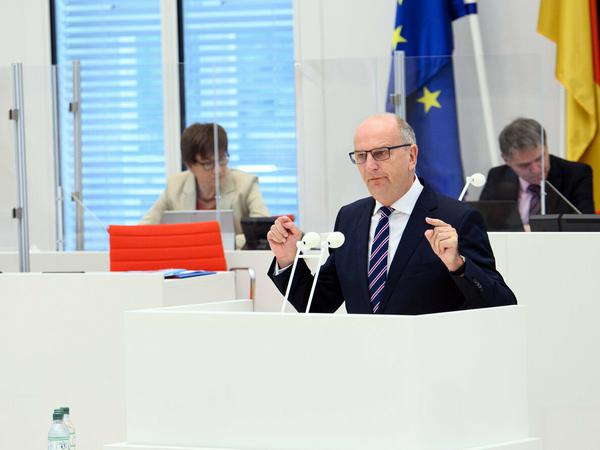 Dietmar Woidke (SPD), Ministerpräsident von Brandenburg, gab zu Beginn der 19. Sitzung des Brandenburger Landtages am 26. August 2020 eine Regierungserklärung zur Entwicklung der Braunkohleregion Lausitz ab.