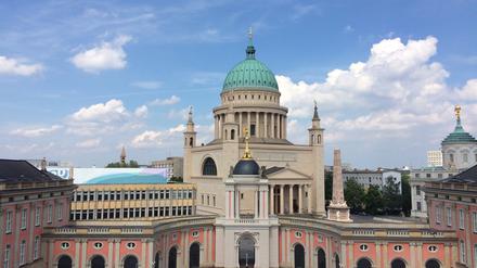 Pro Monat besuchen 10.000 bis 16.000 Gäste den Landtag Brandenburg.