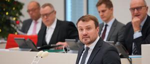 Daniel Keller, Parlamentarischer Geschäftsführer der SPD-Fraktion, spricht in der Sitzung des Brandenburger Landtages während der 2. Lesung zum Doppelhaushalt 2023/2024.