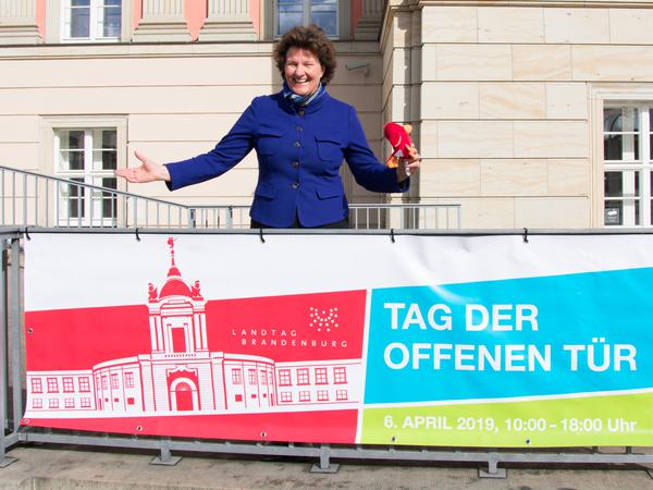 Landtagspräsidentin Britta Stark wirbt für den Tag der offenen Tür des Brandenburger Landtages am 6. April.