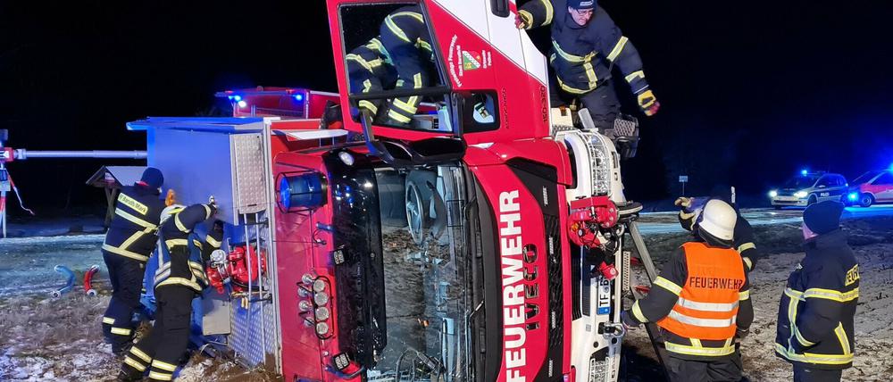 Bei Merzdorf verunglückte ein Feuerwehrfahrzeug. 