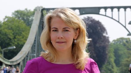 Linda Teuteberg (FDP) an der Glienicker Brücke in Potsdam.