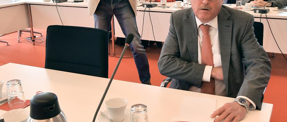 Stefan Ludwig (Die Linke), Justizminister von Brandenburg, hat als Zeuge im NSU Untersuchungsausschuss Platz genommen.