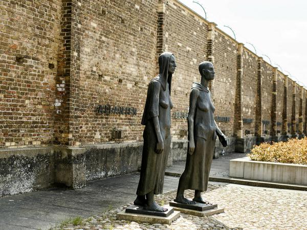 Skulpturen gegen das Vergessen stehen vor der "Mauer der Nationen" in dem ehemaliges KZ Ravensbrück. 