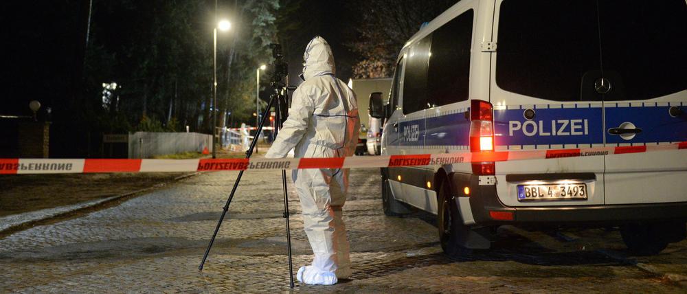 Die Spurensicherung arbeitet an einem Tatort nahe des Rangsdorfer Bahnhofs, an dem ein Mann durch einen Messerstich getötet wurde. 