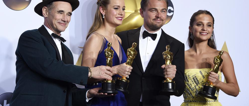 Vier Oscar-Preisträger: Mark Rylance (v.l.) als bester Nebendarsteller in "Bridge of Spies", Brie Larson als beste Hauptdarstellerin, Leonardo DiCaprio als bester Hauptdarsteller und Alicia Vikander als beste Nebendarstellerin.