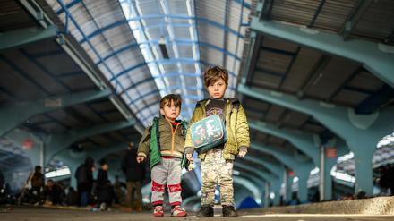 Zwei Flüchtlingskinder aus Syrien stehen in einer leeren Markthalle nahe der türkisch-griechischen Grenze.