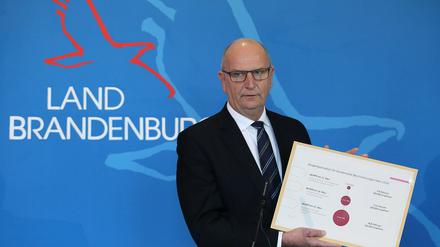 Brandenburgs Ministerpräsident Dietmar Woidke (SPD) mit einer Grafik zur Entwicklung der Covid-19-Erkrankungen - vor den Maßnahmen.
