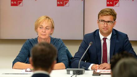 Petra Budke, Vorsitzende des Landesverbandes von Bündnis 90/Die Grünen Brandenburg, und Erik Stohn, Generalsekretär der SPD Brandenburg, bei einer Pressekonferenz nach der Wahl.