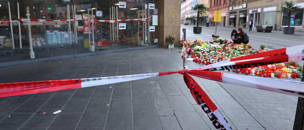Trauernde  legten am Tatort Blumen und Kerzen nieder.
