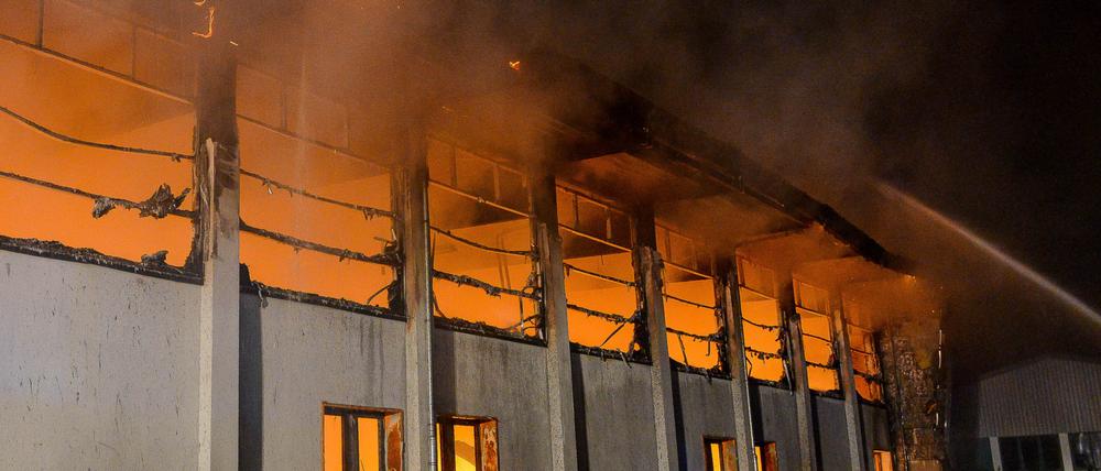 Ende August brannte diese Sporthalle in Nauen komplett aus. Sie war eigentlich als Notunterkunft für 100 Flüchtlinge gedacht.