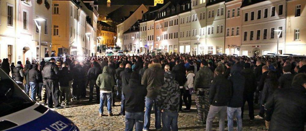 Immer wieder finden Demonstrationen gegen Flüchtlingsheime auch in Brandenburg statt, so wie hier im sächsischen Freiberg.