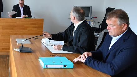 Der frühere Potsdamer IHK-Chef Victor Stimming (rechts) muss sich wegen Untreue vor Gericht verantworten.