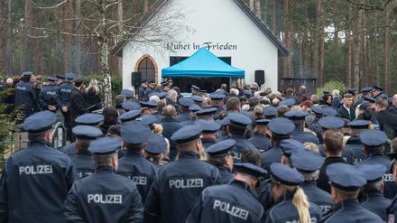 Kollegen, Freunde und Angehörige gehen auf den Friedhof zur Beisetzung eines der beiden im Februar 2017 getöteten Polizisten.