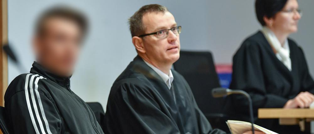 Der Angeklagte (links) sitzt während der erstinstanzlichen Verhandlung am Landgericht neben seinem Anwalt Stefan Böhme.