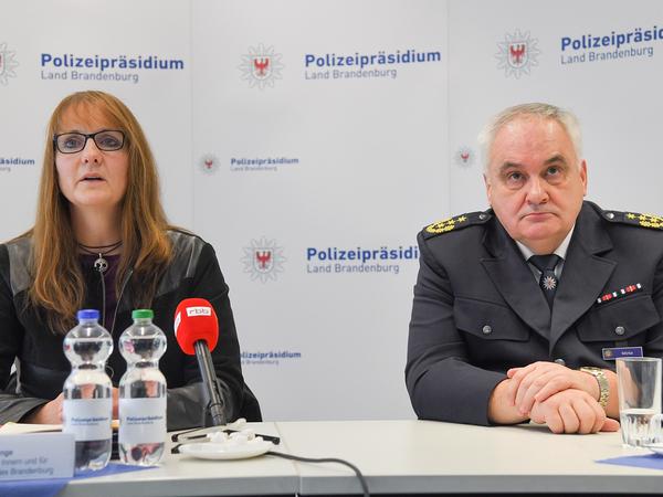Brandenburgs Innenstaatssekretärin Katrin Lange (links) und Polizeipräsident Hans-Jürgen Mörke waren mit dem Verlauf der Übung zufrieden.