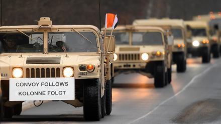 US-Militärfahrzeuge in der Nähe von Brück (Potsdam-Mittelmark) auf der Straße eines Truppenübungsplatzes.