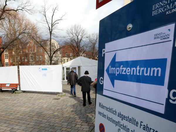 Neues Impfzentrum in einem Zelt auf dem Gelände des Klinikums "Ernst von Bergmann" in Potsdam.