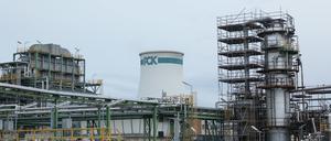 Ein Turm mit einem „PCK“-Logo ist auf dem Gelände der PCK-Raffinerie zu sehen.
