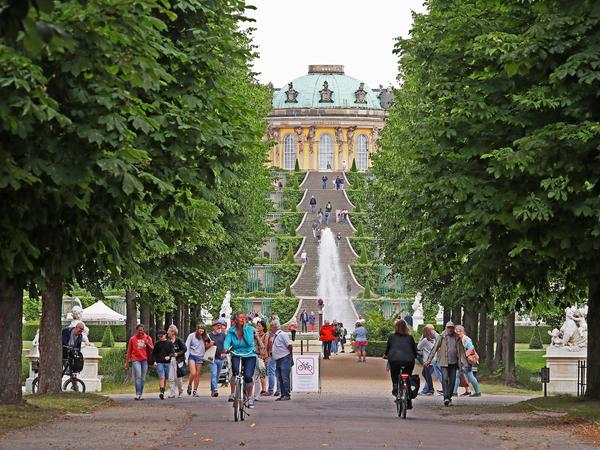 Bei herrlichem Sonnenschein können die Menschen durch Potsdams Welterbepark Sanssouci flanieren. (Symbolbild)