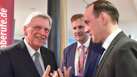 Volker Bouffier (CDU, l-r), Hessens Ministerpräsident, unterhält sich auf dem Brandenburger CDU-Landesparteitag mit Steeven Bretz und Ingo Senftleben.