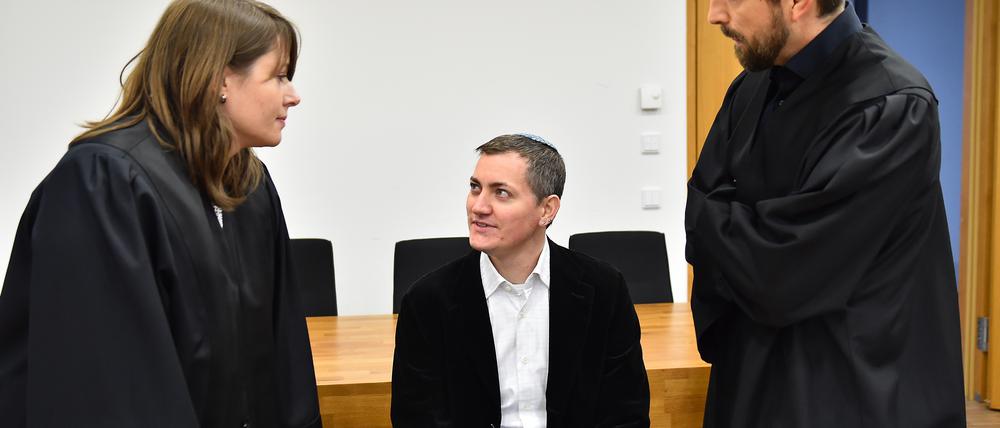 Der ehemalige Brandenburger Landtagsabgeordnete Peer Jürgens (Die Linke, M) mit seinen Anwälten beim Prozessauftakt am Amtsgericht in Potsdam.
