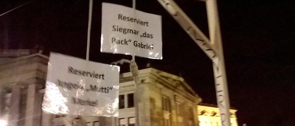 Teilnehmer der Pegida-Demonstration halten einen gebastelten Galgen hoch, mit eindeutigen Aufschriften. Sind solche Botschaften auch bald in Brandenburg zu lesen?