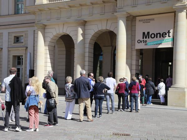 Anstehen für die Monet-Ausstellung im Museum Barberini. 