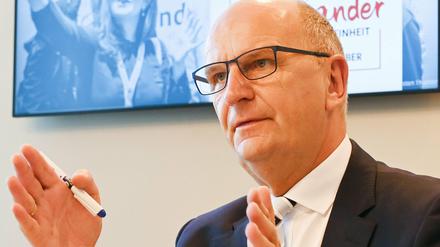 Dietmar Woidke (SPD), Ministerpräsident von Brandenburg, stellt auf einer Pressekonferenz in der Staatskanzlei das Programm der 30-tägigen EinheitsEXPO vor. 