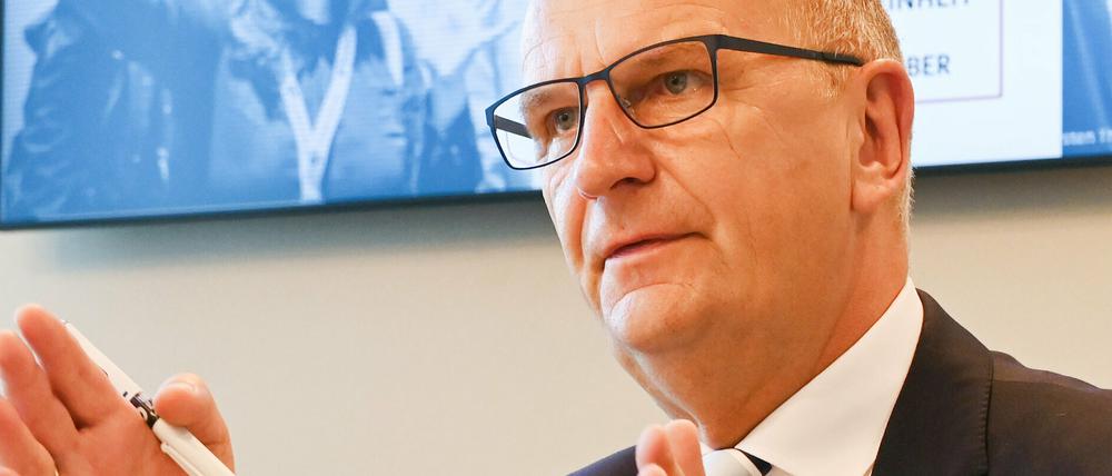 Dietmar Woidke (SPD), Ministerpräsident von Brandenburg, stellt auf einer Pressekonferenz in der Staatskanzlei das Programm der 30-tägigen EinheitsEXPO vor. 