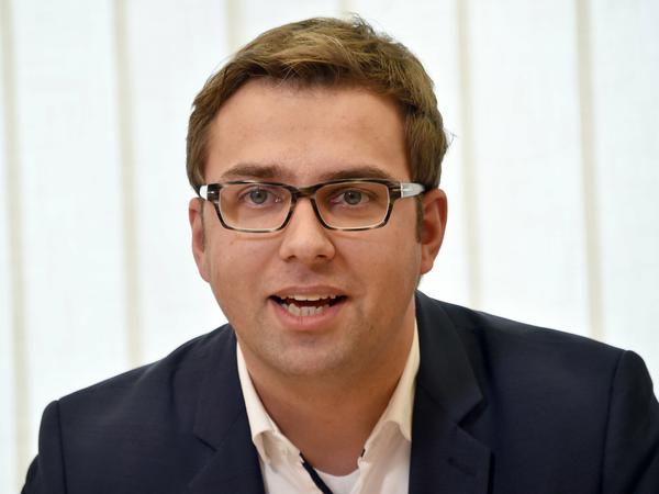 Brandenburgs SPD-Generalsekretär Erik Stohn stellte sich den Fragen der fassungslosen Journalisten.