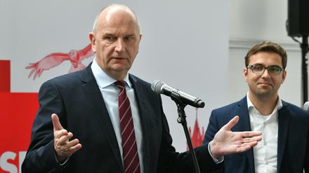 Brandenburgs Ministerpräsident Woidke (SPD, l) und Generalsekretär Stohn stellten das Wahlprogramm für die Landtagswahl vor.