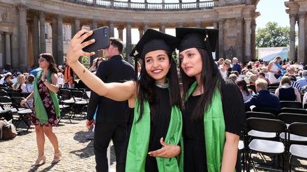 Mangelware in Brandenburg: Uni-Absolventinnen wie diese Graduierten der Universität Potsdam, die auch im Bundesland bleiben. 