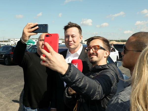 Auch Selfie-Wünscher erfüllte Elon Musk.