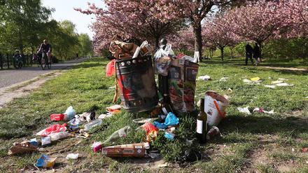 In der Teltower Kirschblütenallee quillt der Mülleimer schon über - kein seltenes Bild derzeit in Brandenburg. 