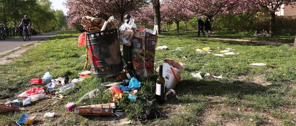 In der Teltower Kirschblütenallee quillt der Mülleimer schon über - kein seltenes Bild derzeit in Brandenburg. 
