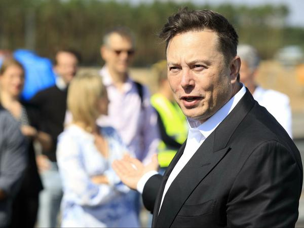 Elon Musk während seines Besuchs in Grünheide im September.