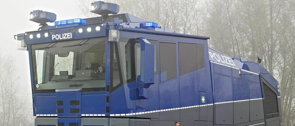 Blauer Kastenwagen: In Brandenburg kommen die neuen Wasserwerfer nur selten zum Einsatz