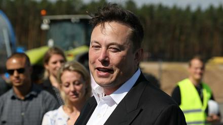 Elon Musk bei seiner Ankunft auf der Tesla-Baustelle in Grünheide.