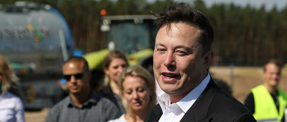 Elon Musk bei seiner Ankunft auf der Tesla-Baustelle in Grünheide.