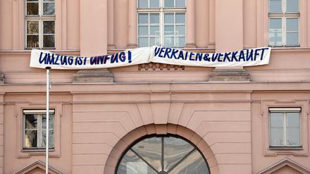 Mitarbeiter des Wissenschaftsministeriums in Potsdam protestieren gegen die Umzugspläne nach Cottbus.