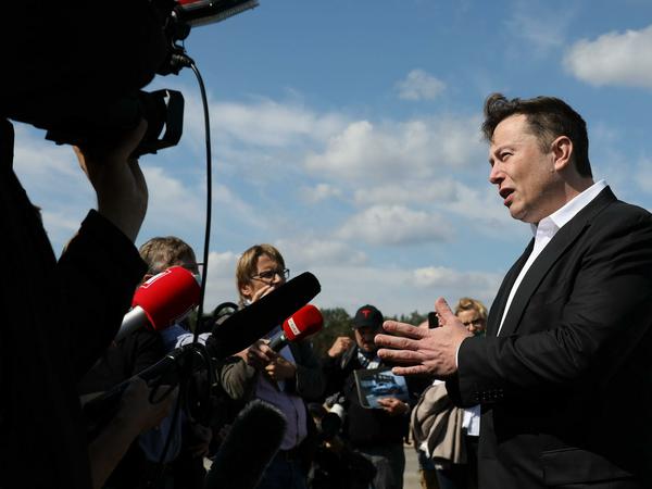Elon Musk nahm sich auch Zeit für die wartenden Pressevertreter.