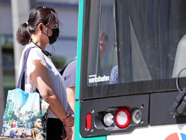 "Fahrgäste müssen [...] in den Bussen und Bahnen der ViP, eine Mund-Nasen-Bedeckung tragen. Zum Schutz aller sind diese gesetzlichen Vorgaben einzuhalten. Wir appellieren an die Fahrgäste, in eigener Verantwortung den Mund-Nasen-Schutz im gesamten öffentlichen Raum zu tragen", heißt es auf der Homepage des Verkehrsbetriebs.
