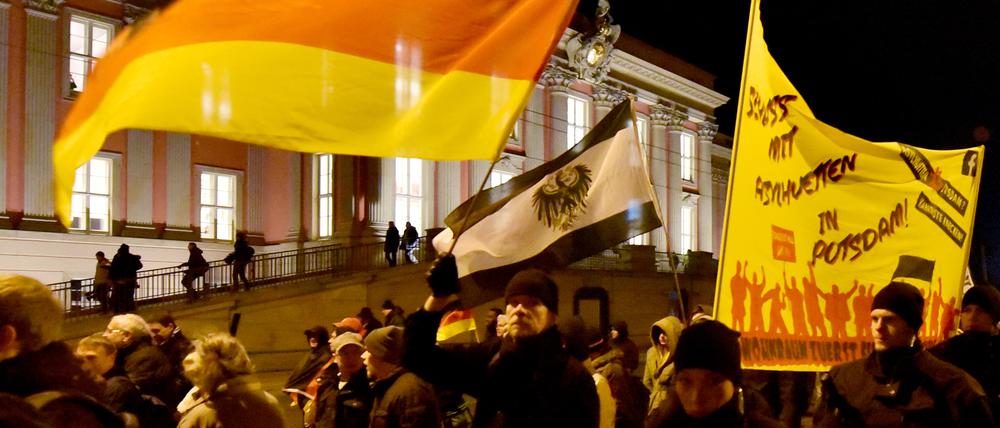 In Brandenburg gab es 2016 etwa 100 asylfeindliche und rechtsextreme Straßenaktionen. Monatelang mobilisierte auch der Potsdamer Pegida-Ableger Pogida, an der Kundgebung am 9. März nahmen etwa 60 Personen teil.