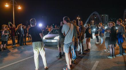 Passanten stehen auf der Stadtbrücke zwischen Slubice und Frankfurt (Oder) anlässlich der Grenzöffnung und dem Wegfall der Grenzkontrollen. 