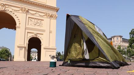 Anfang Juni hat der AWO Bezirksverband Potsdam symbolisch ein Zelt gegen zu hohe Mieten auf der Brandenburger Straße aufgestellt. 