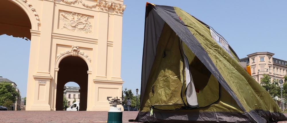 Anfang Juni hat der AWO Bezirksverband Potsdam symbolisch ein Zelt gegen zu hohe Mieten auf der Brandenburger Straße aufgestellt. 