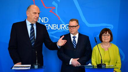 Ministerpräsident Dietmar Woidke (l, SPD),  neben Michael Stübgen (CDU) und Ursula Nonnemacher (Bündnis 90/Die Grünen). 