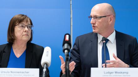 Gesundheitsministerin Ursula Nonnemacher (Grüne) und Oberhavel-Landrat Ludger Weskamp (SPD) bei der Pressekonferenz zum ersten Brandenburger Corona-Fall am 3. März 2020.